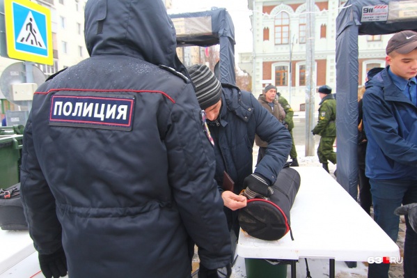 Часто полицейским приходится работать часами на холоде Часто полицейским приходится работать часами на холоде