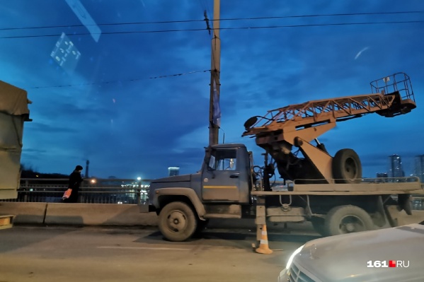 Мужчины находились на подъемнике без страховок Мужчины находились на подъемнике без страховок