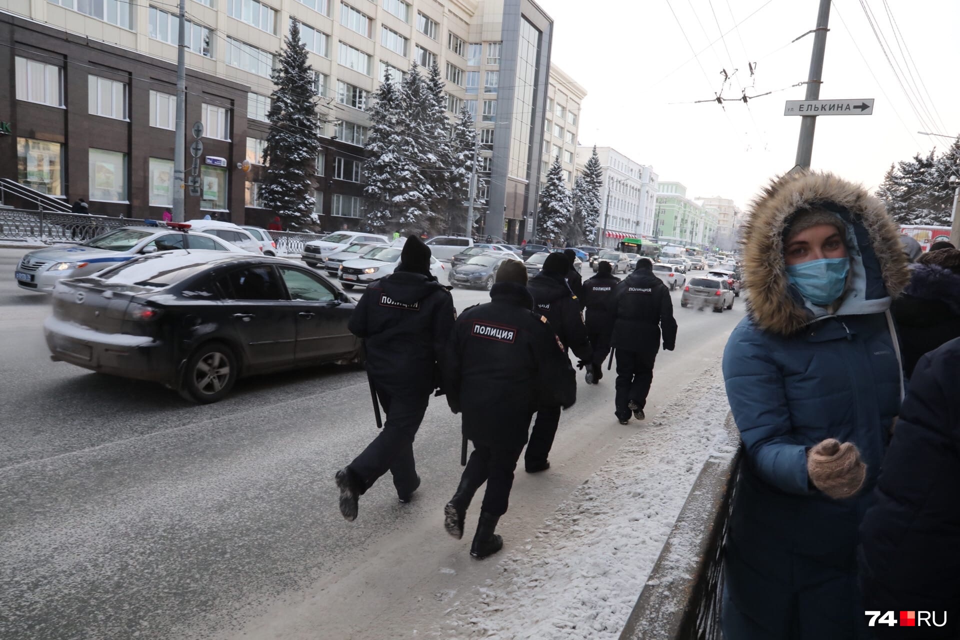 Вот один из моментов в середине митинга. В районе площади Революции стало понятно, что сдержать участников не получится Вот один из моментов в середине митинга. В районе площади Революции стало понятно, что сдержать участников не получится 