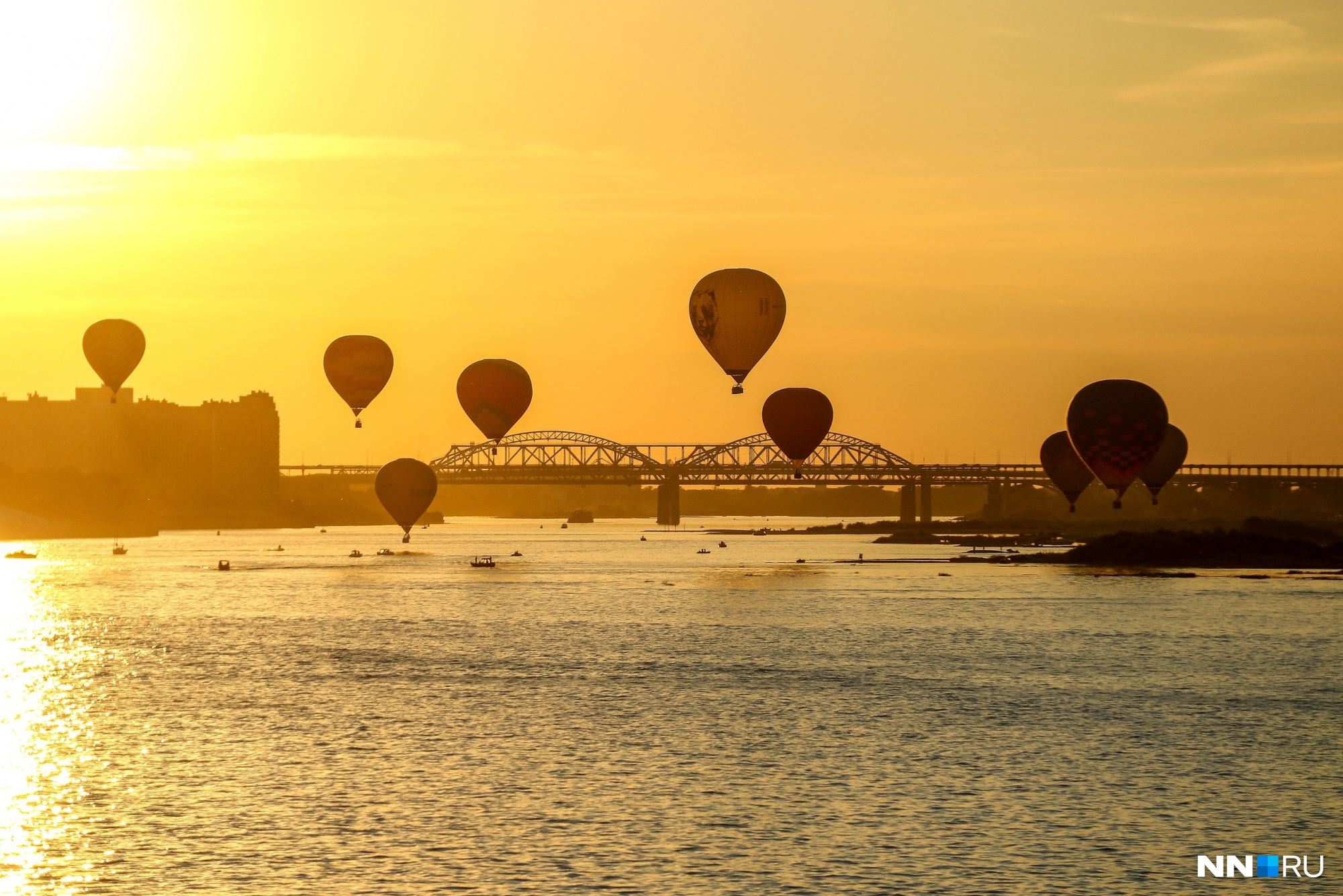 На большом воздушном шаре: смотрим, как прошел первый день фестиваля аэростатов в Нижнем Новгороде