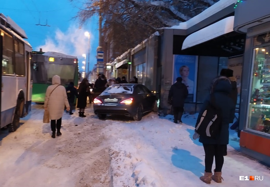 Снег, пробки: в центре Екатеринбурга машина въехала в киоск, а на Объездной еще одна — в сугроб