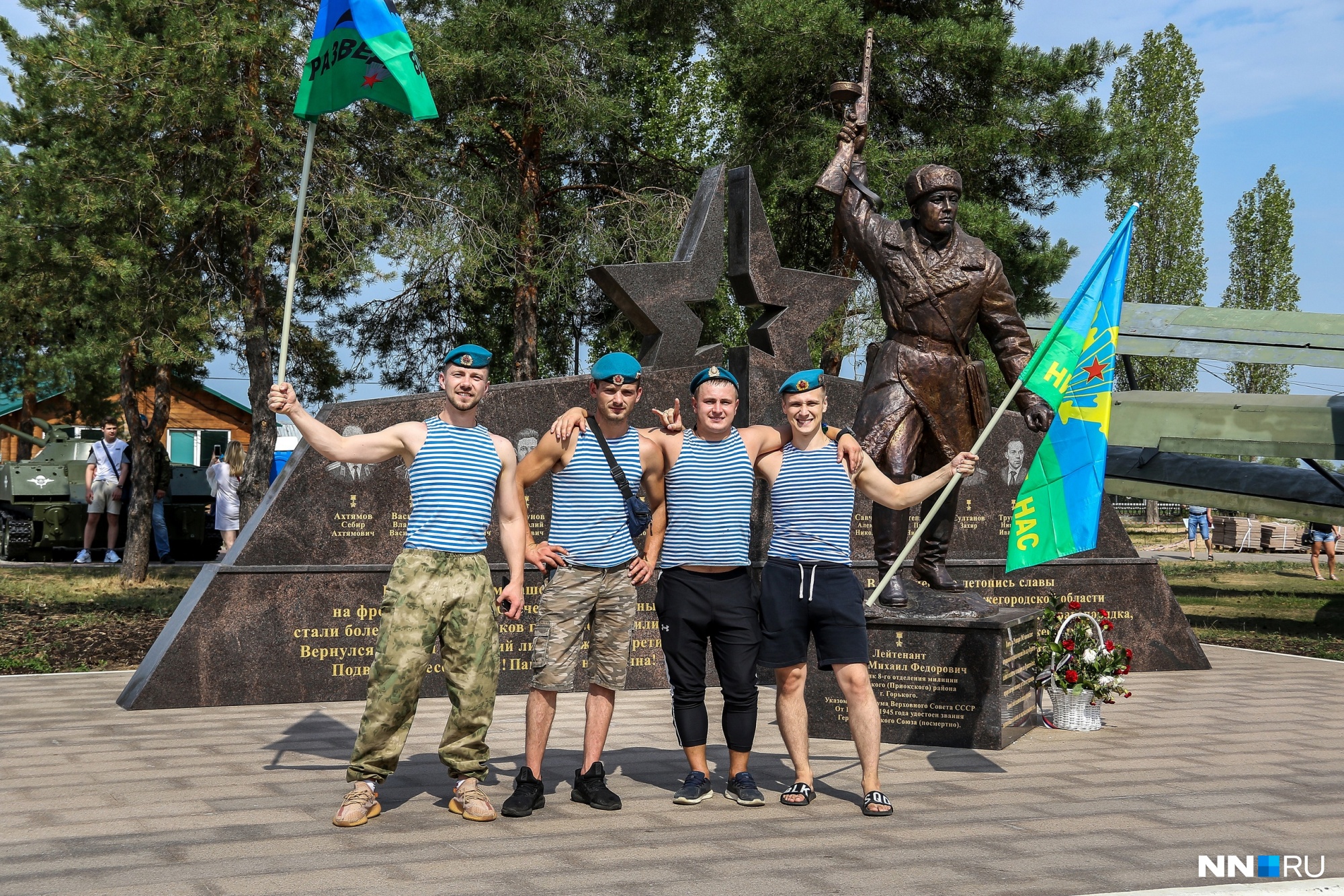 «Тихо, мирно, спокойно, культурно, подаем пример»: в Нижнем Новгороде отмечают День ВДВ
