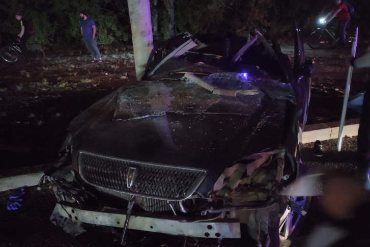 Машина влетела в опору освещения — авто сильно искорежило