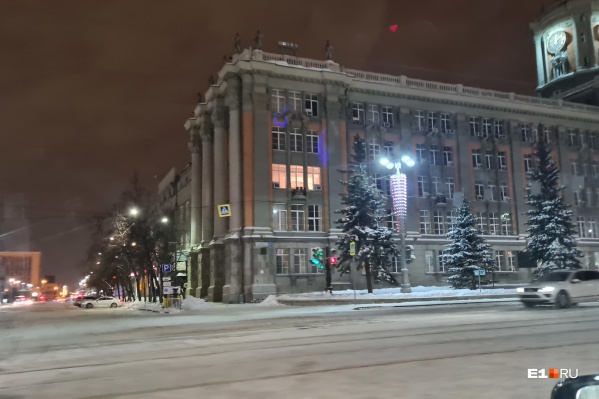 По ночам в кабинете мэра горит свет, но там работает не глава города По ночам в кабинете мэра горит свет, но там работает не глава города 