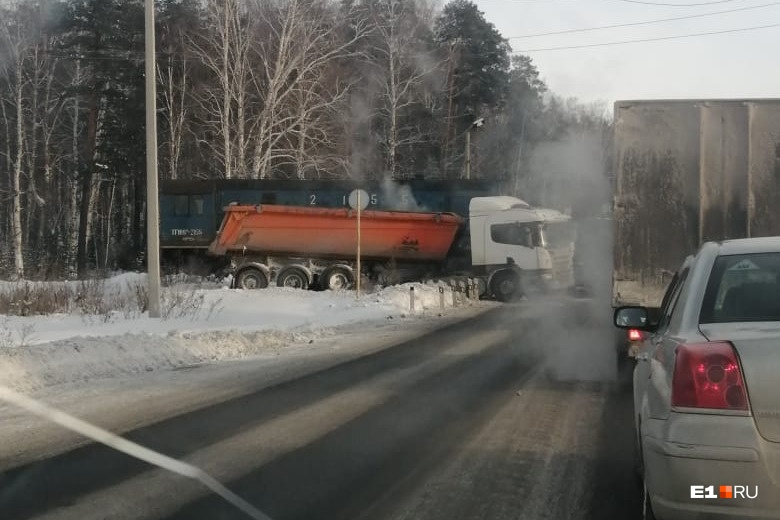 Под Екатеринбургом грузовик врезался в локомотив. Автомобили разворачиваются