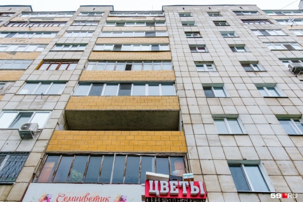 Альпинист сорвался с фасада этого дома Альпинист сорвался с фасада этого дома