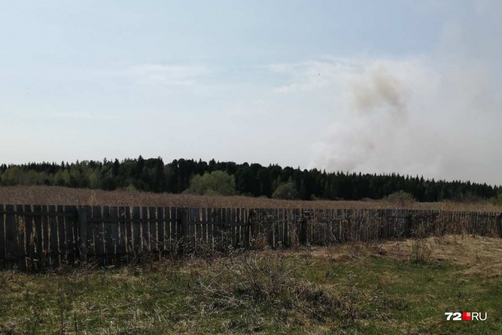 Люди из дома видят, как к ним подбирается пожар Люди из дома видят, как к ним подбирается пожар