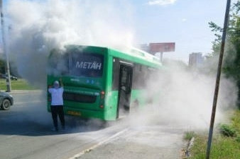 В Екатеринбурге посреди дороги задымился газовый автобус. Пассажиров срочно эвакуировали