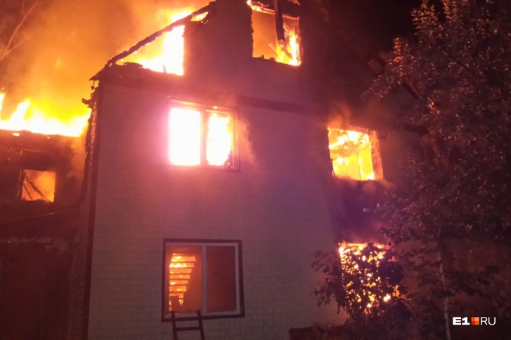 Пожар начался в садовом товариществе, которое расположено у перекрестка Московской и Денисова-Уральского