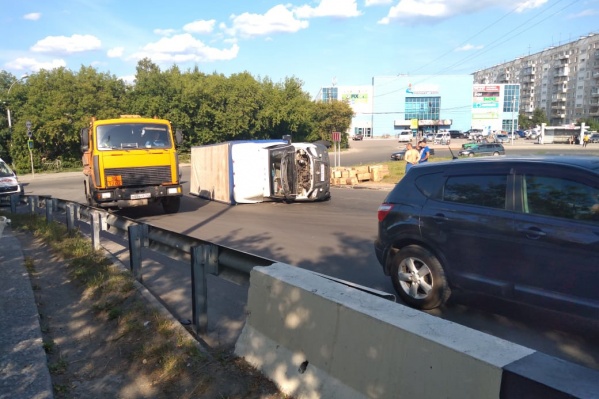 Из-за ДТП теперь доступна только одна полоса Из-за ДТП теперь доступна только одна полоса