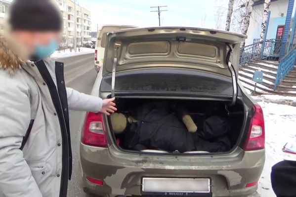 Мужчину вывезли в багажнике автомобиля Мужчину вывезли в багажнике автомобиля