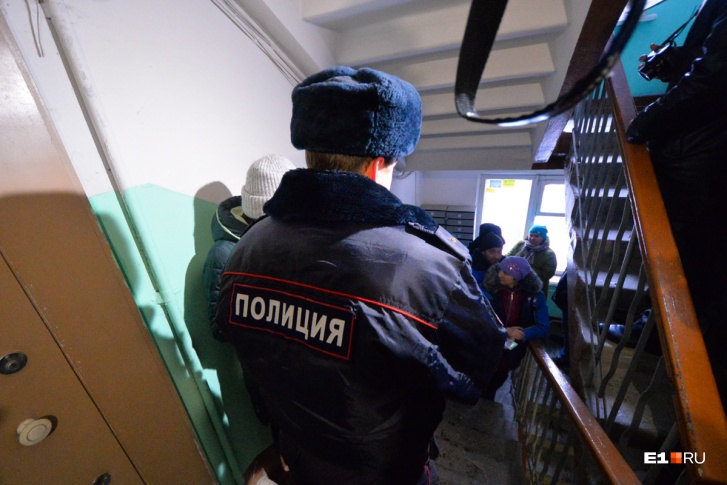 Полицейскому пришлось стрелять в пьяного мужчину, угрожавшего девочке ножом Полицейскому пришлось стрелять в пьяного мужчину, угрожавшего девочке ножом