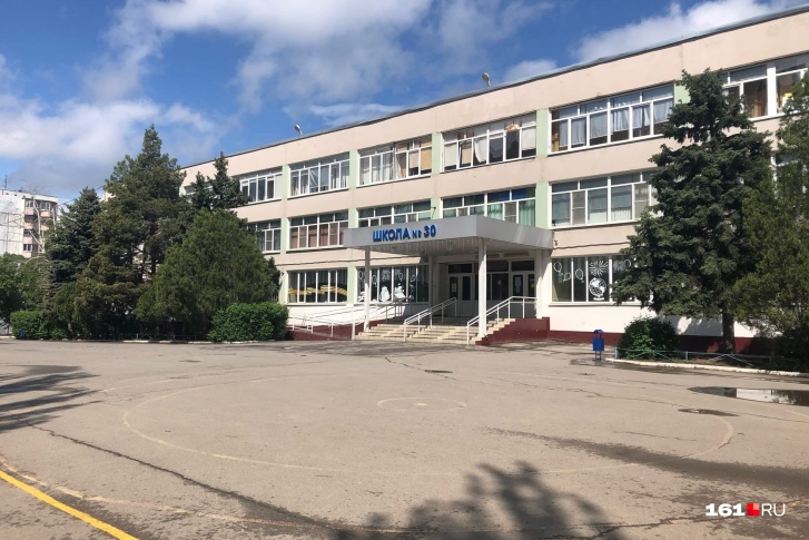Попасть на территорию школы <nobr class="_">№ 30</nobr> можно, но входные двери во время уроков заблокированы Попасть на территорию школы <nobr class="_">№ 30</nobr> можно, но входные двери во время уроков заблокированы