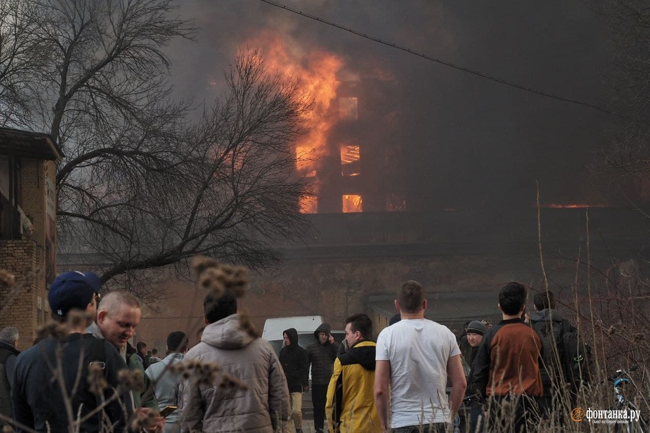 Состояние двух пожарных, пострадавших на «Невской мануфактуре», остается тяжёлым