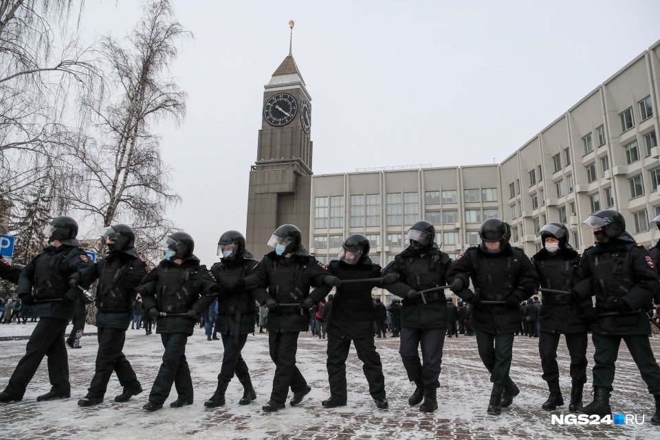 Можно сказать, что в Красноярске тоже были хороводы, но нет. Это полиция усиливает оцепление Можно сказать, что в Красноярске тоже были хороводы, но нет. Это полиция усиливает оцепление