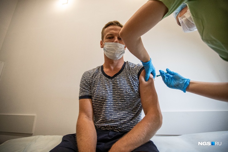 Многие россияне до сих пор не привились от коронавируса. Но немало и тех, кто делает прививку уже по второму кругу