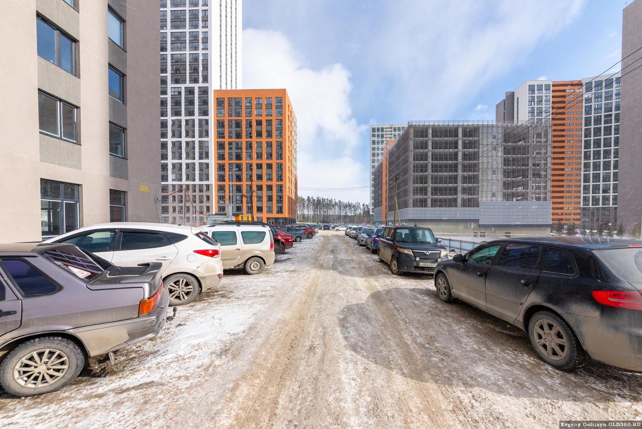 Автомобильное гетто: екатеринбургский фотограф показал, как город утопает в парковках