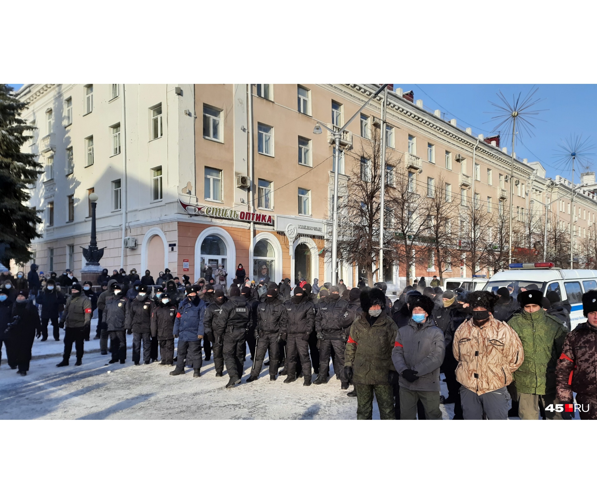 Множество силовиков следили за правопорядком на площади Множество силовиков следили за правопорядком на площади