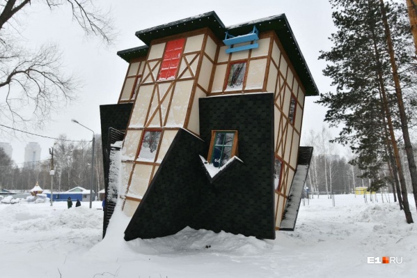 В Ростове на продажу выставлен «Перевернутый дом»