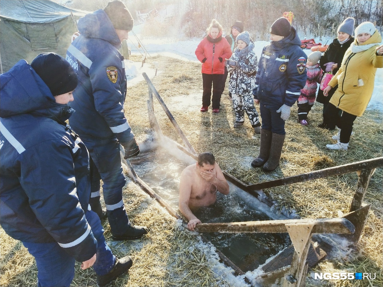 Спасатели внимательно следят за тем, чтобы всё прошло без происшествий Спасатели внимательно следят за тем, чтобы всё прошло без происшествий