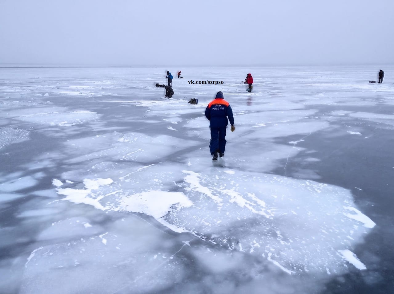 Пошел ли лед. Рыбаки на льду финского залива. Лед на финском заливе. Замерзший финский залив. Прочный лед.