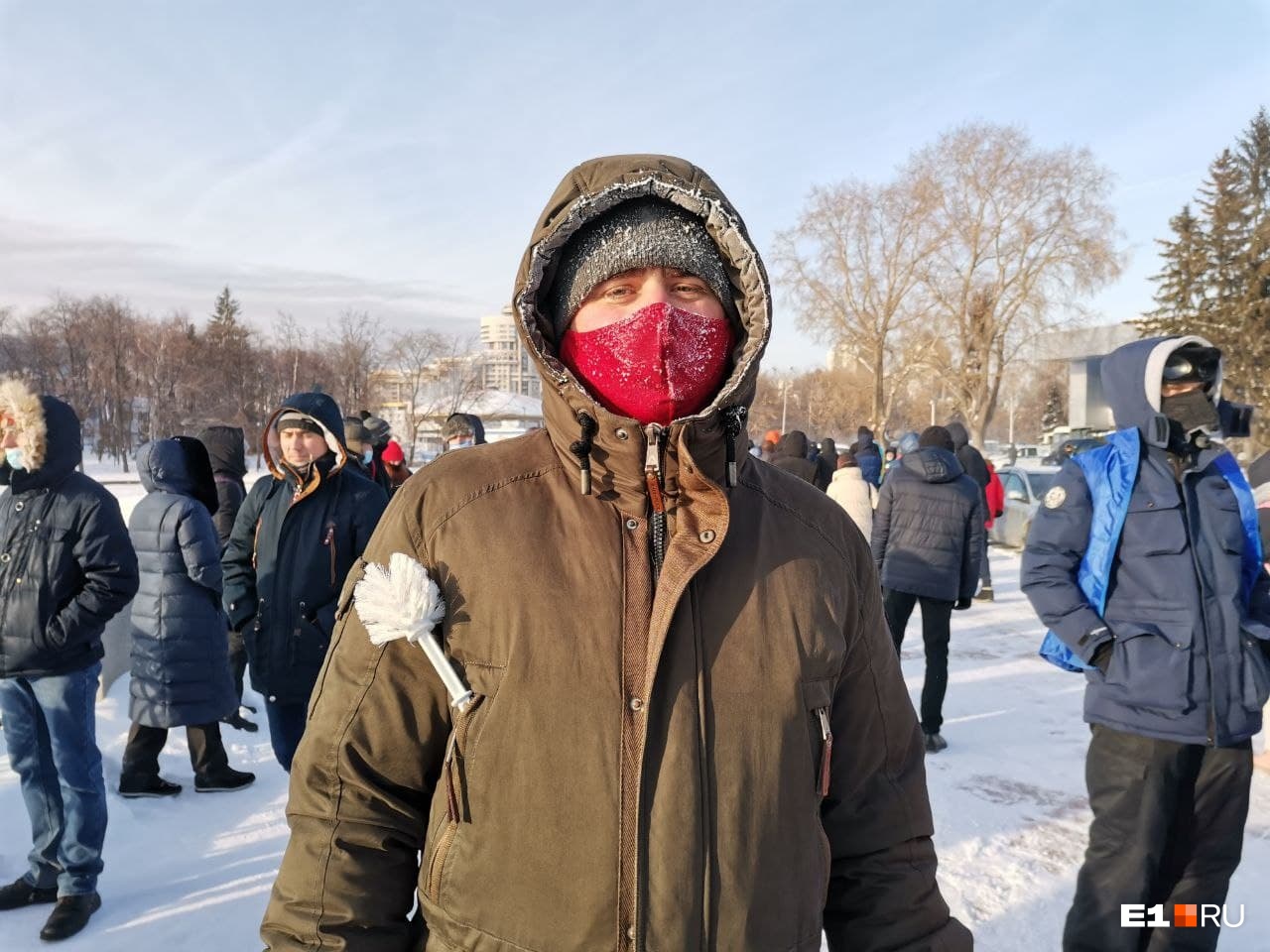 Максим не единственный, кто принес с собой ершик как символ преступного расточительства Максим не единственный, кто принес с собой ершик как символ преступного расточительства