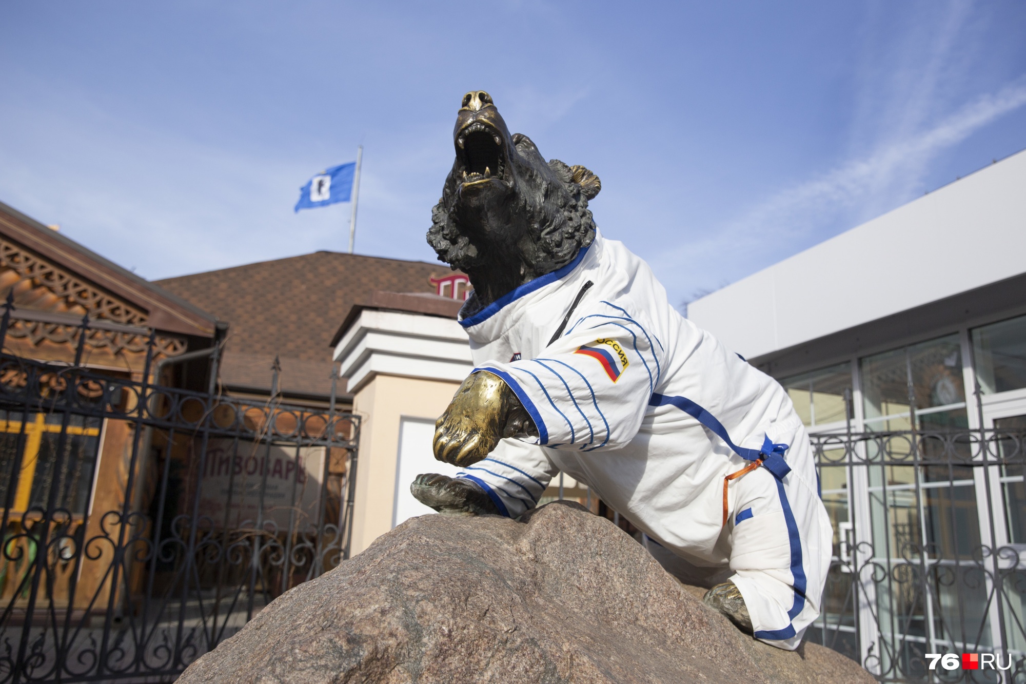 Нарядный медведь ко Дню космонавтики