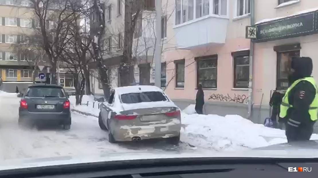 В центре Екатеринбурга обнаружили Jaguar с мертвым бизнесменом внутри