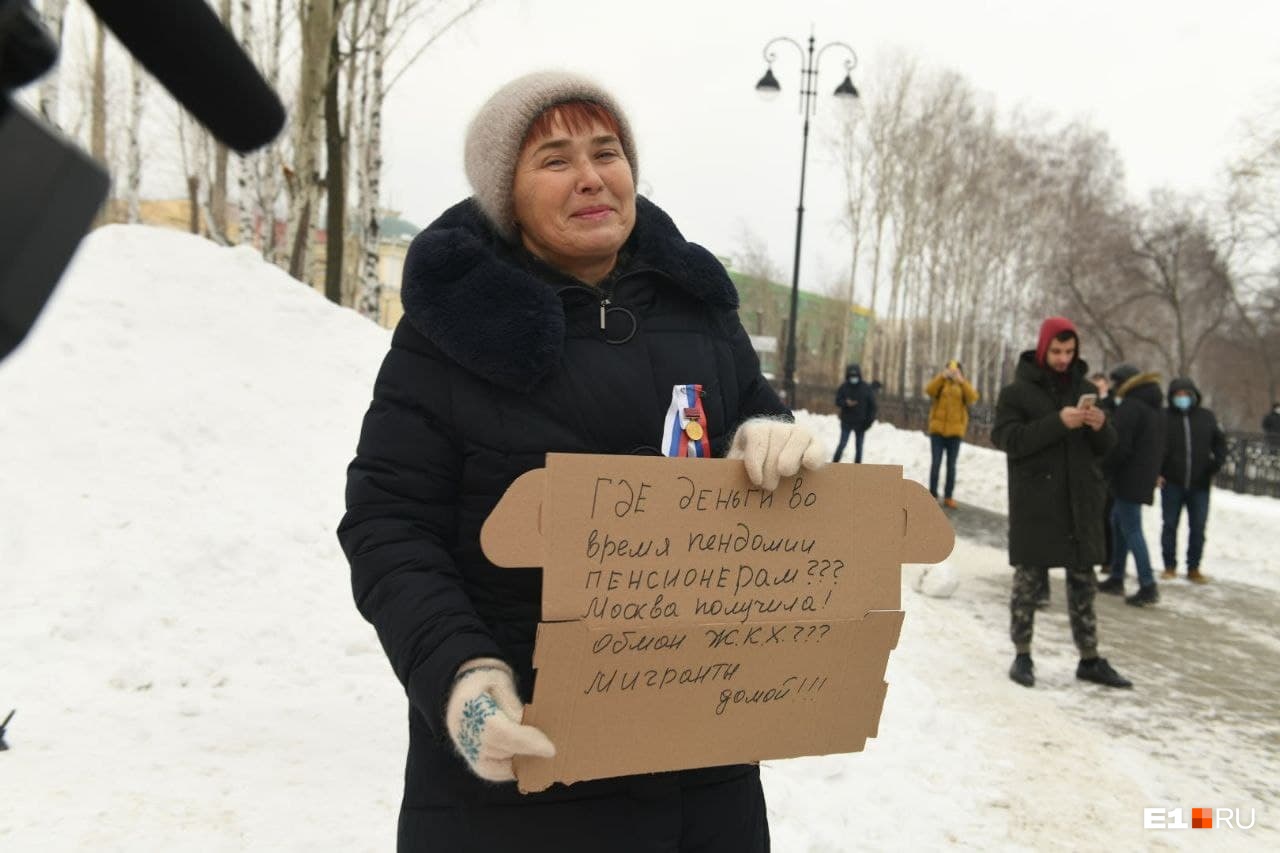 Свои требования женщина написала на коробке Свои требования женщина написала на коробке