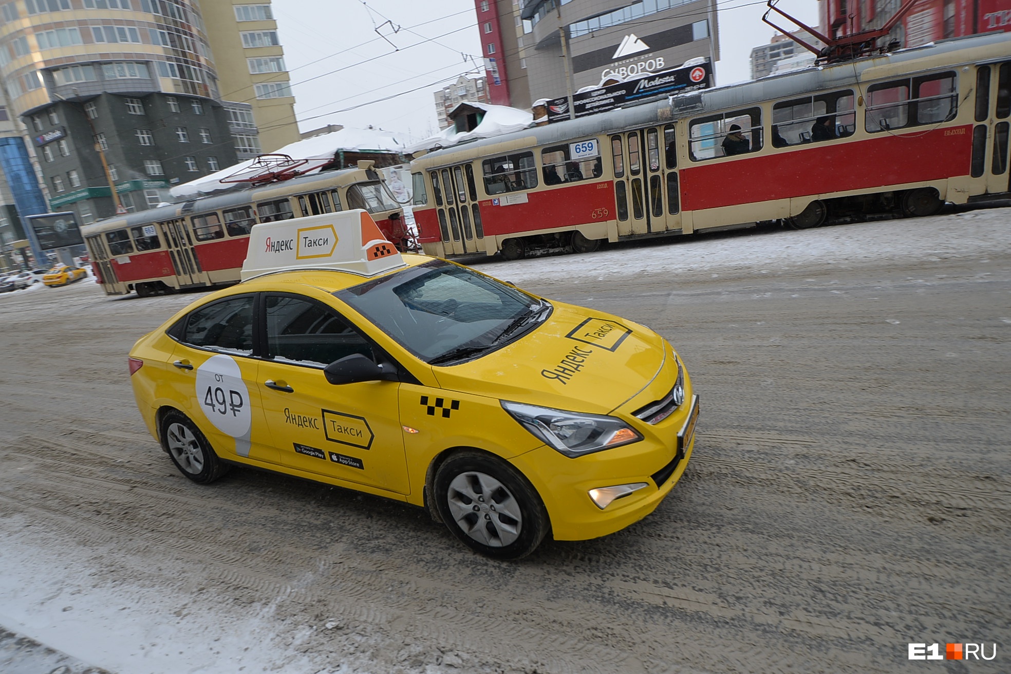 В Екатеринбурге сотрудники ГИБДД массово останавливают таксистов. Рассказываем, что происходит