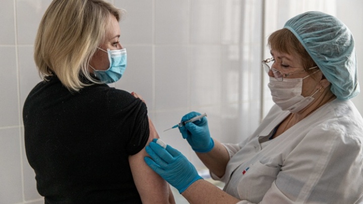 Какая вакцина от коронавируса лучше подходит пожилым людям? Мнение врачей