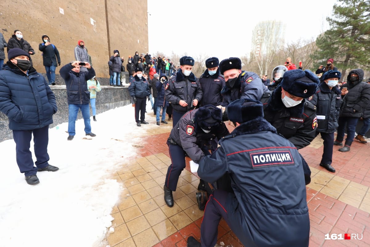 За день до митинга в Ростове арестовали координатора штаба Навального За день до митинга в Ростове арестовали координатора штаба Навального