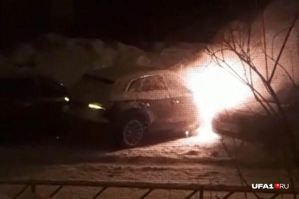 Рядом с машиной Петрова были припаркованы и другие автомобили Рядом с машиной Петрова были припаркованы и другие автомобили