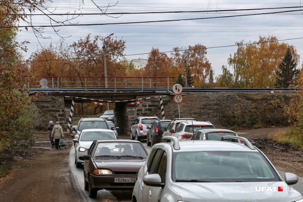 Въезд в Шакшу осуществляется через знаменитый скотопрогон Въезд в Шакшу осуществляется через знаменитый скотопрогон
