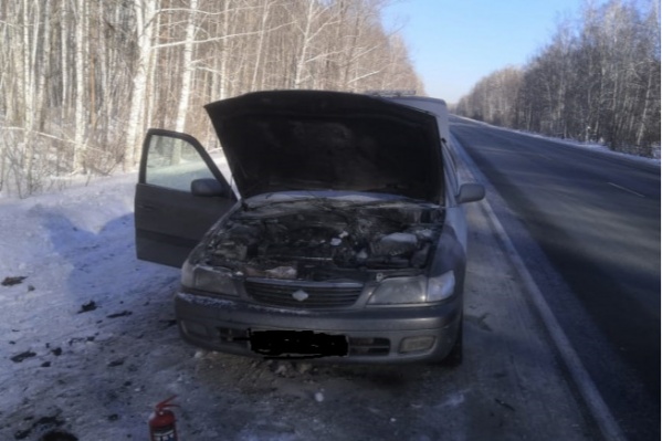 Автоинспекторы потушили автомобиль Автоинспекторы потушили автомобиль