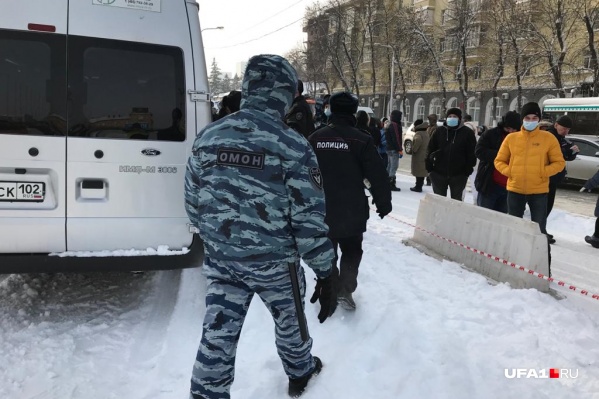 Людей не пускают на территорию запланированной акции протеста, которую не разрешили Людей не пускают на территорию запланированной акции протеста, которую не разрешили