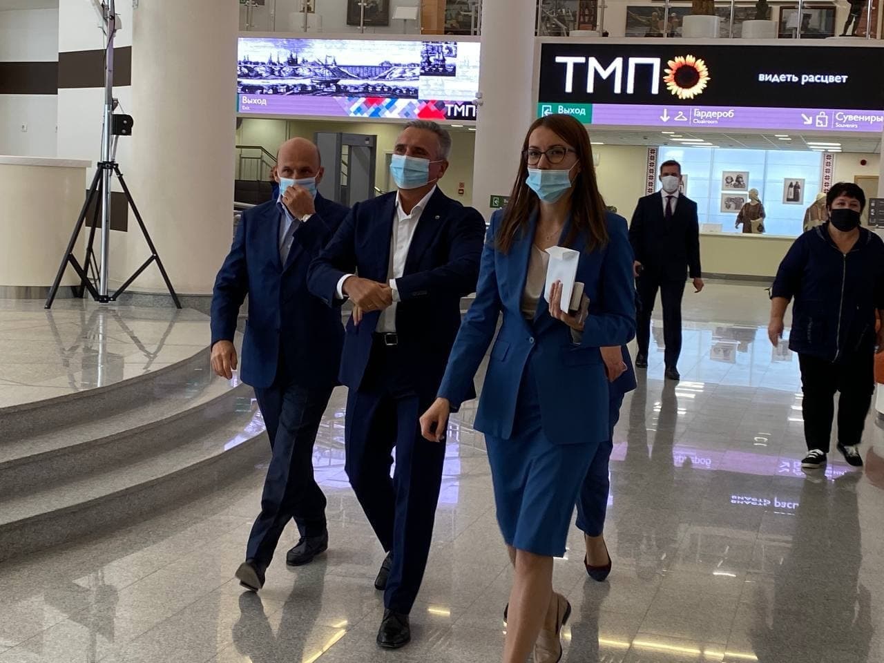 Так губернатор шел на пресс-конференцию. По правую руку — Сергей Сарычев Так губернатор шел на пресс-конференцию. По правую руку — Сергей Сарычев