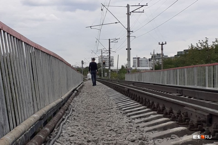 Рядом со станцией, где от удара вагона погиб молодой человек, пешеходы годами ходили впритык к рельсам Рядом со станцией, где от удара вагона погиб молодой человек, пешеходы годами ходили впритык к рельсам