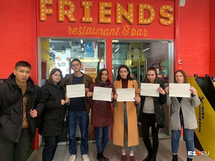 «Нас просто всех кинули»: сотрудники Friends устроили акцию протеста у закрытых ресторанов