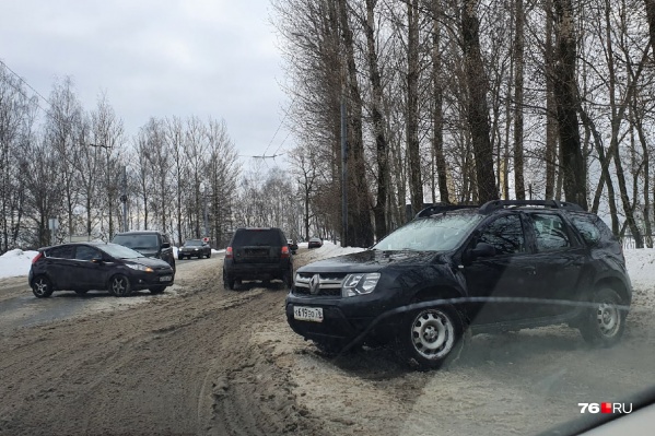 Каждый день автомобилистов ждут новые сюрпризы на дорогах: то колейность, то накат, то каша, то жижа Каждый день автомобилистов ждут новые сюрпризы на дорогах: то колейность, то накат, то каша, то жижа