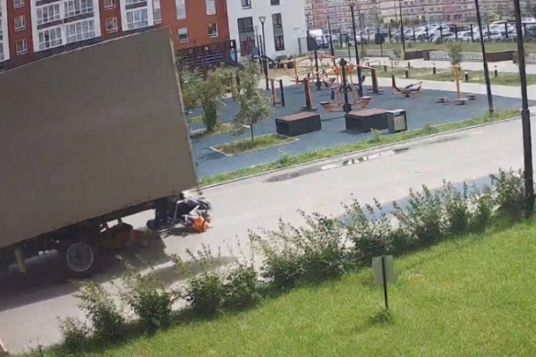 Водитель «газели» не заметил, как сбил пешеходов Водитель «газели» не заметил, как сбил пешеходов