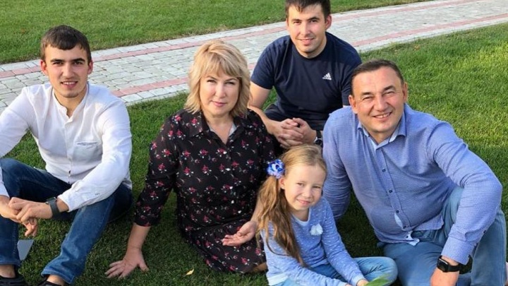 «Надеюсь быть достойным примером»: публикуем милые семейные фото чиновников Татарстана ко Дню отца