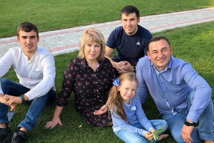 На этом фото — бывший депутат Госсовета РТ, а ныне — депутат Госдумы Марат Нуриев с семьей