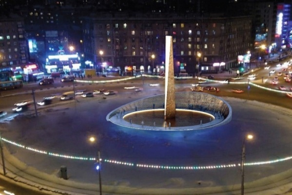 Мнения о том, удачно ли выбрано место для установки стелы, разделились Мнения о том, удачно ли выбрано место для установки стелы, разделились