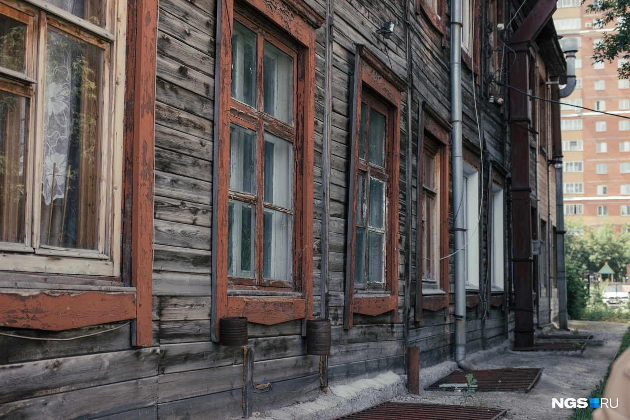 ГЖИ проверила дом с трещинами в центре Новосибирска, где люди моются в подвале. Какие нарушения там нашли?