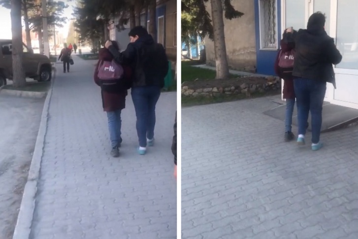 Девочка не рассказала прохожим, почему мама так жестоко с ней обошлась Девочка не рассказала прохожим, почему мама так жестоко с ней обошлась