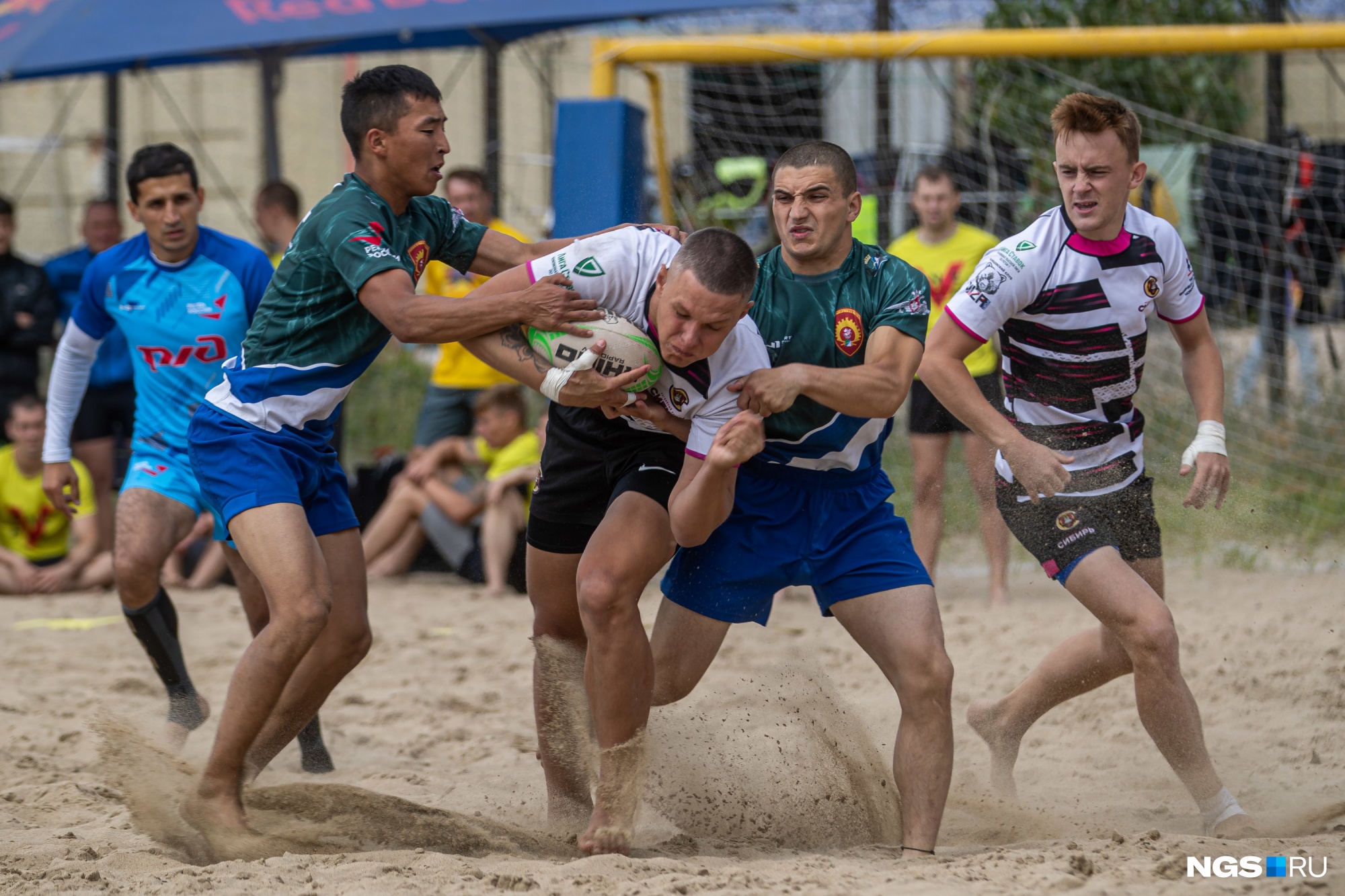 В Новосибирске прошли соревнования по пляжному регби — посмотрите на красавцев в песке