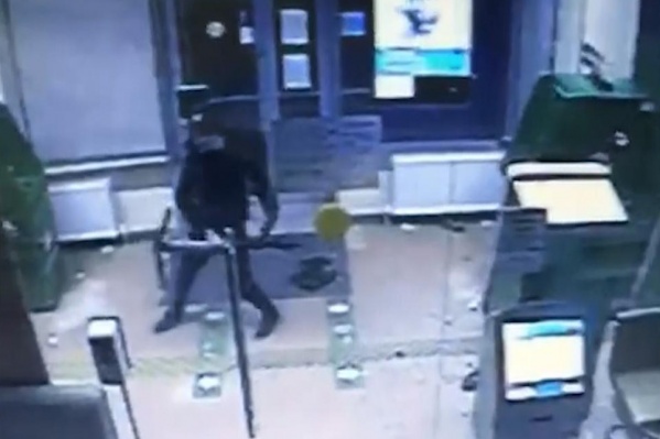 В Дзержинском районе пьяный мужчина вскрыл банкомат электросамокатом В Дзержинском районе пьяный мужчина вскрыл банкомат электросамокатом