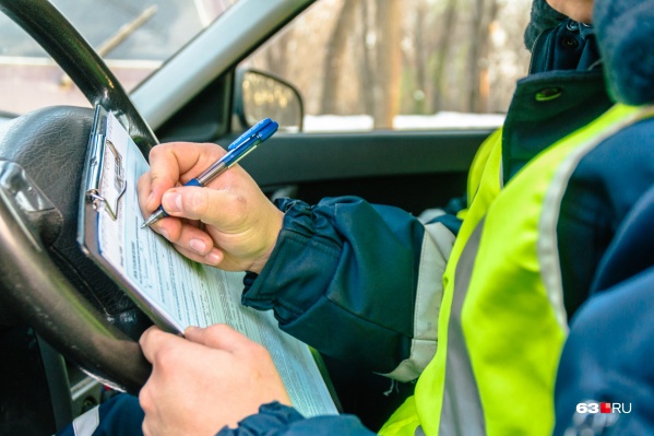 Сотрудники ДТП разбираются в обстоятельствах аварии Сотрудники ДТП разбираются в обстоятельствах аварии 