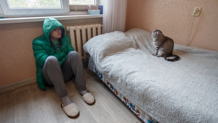 «Там мафия в подвале»: в Волгограде вдова заслуженного художника замерзает в собственной квартире